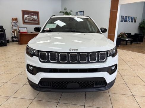 Used 2022 Jeep Compass Latitude w/ Convenience Group FWD image 2