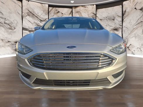 Used 2017 Ford Fusion SE w/ Fusion SE Technology Package image 2