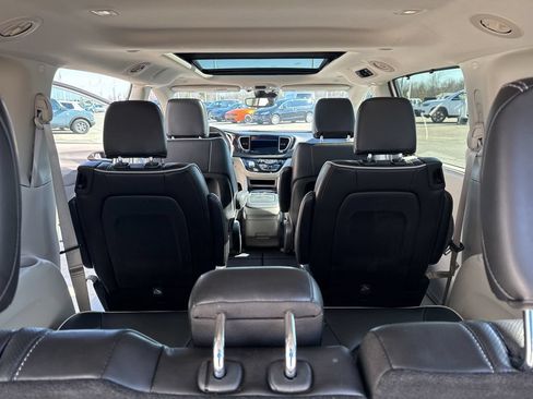 Used 2023 Chrysler Pacifica Limited FWD image 42