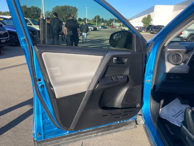 Used 2018 Toyota RAV4 LE AWD/4WD image 11