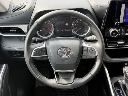 Certified 2025 Toyota Highlander LE FWD image 11