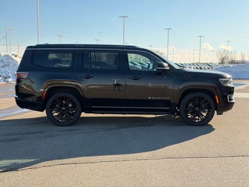 Used 2024 Jeep Wagoneer Series II w/ Flexible Seating Group image 5