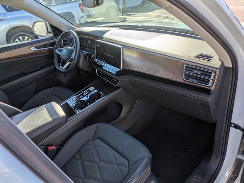 Used 2024 Volkswagen Atlas SE image 35