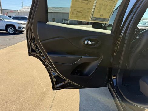 Used 2021 Jeep Cherokee Latitude Lux w/ Sun & Sound Group AWD/4WD image 17