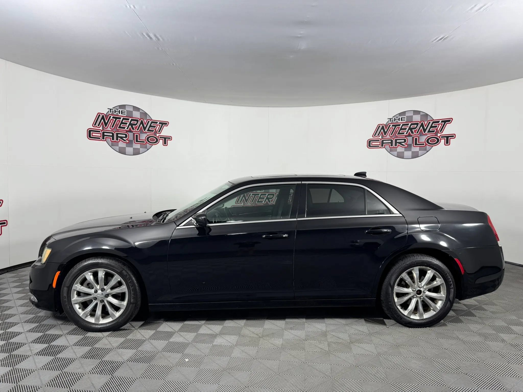 Used 2016 Chrysler 300 Limited AWD/4WD image 4