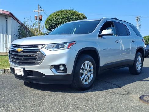 Used 2020 Chevrolet Traverse LT image 3