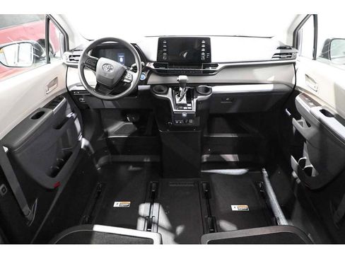 Used 2023 Toyota Sienna LE FWD image 24