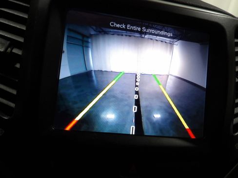 Used 2018 Jeep Cherokee Latitude Plus w/ Cold Weather Group image 17