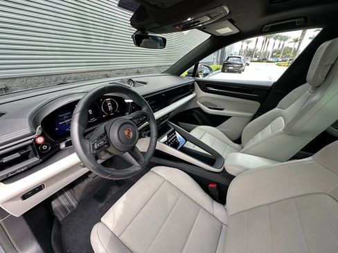 Used 2025 Porsche Macan 4 Electric image 4