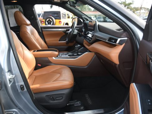 Used 2021 Toyota Highlander Platinum image 23