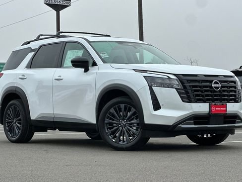 New 2026 Nissan Pathfinder SL image 2