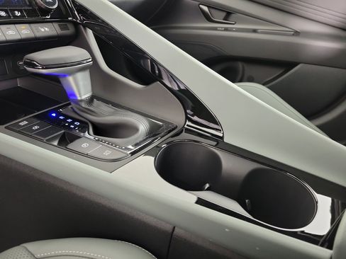 New 2025 Hyundai Elantra Limited image 18