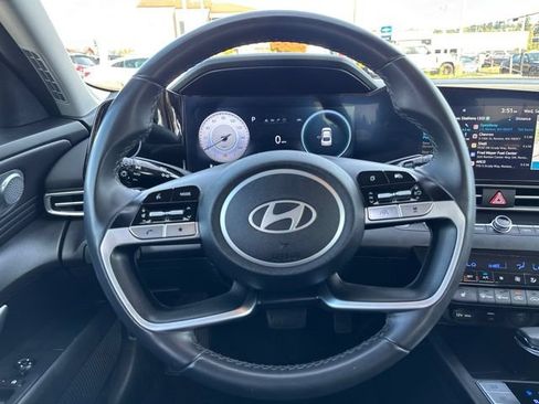 Used 2025 Hyundai Elantra SEL FWD image 17