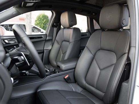 Certified 2026 Porsche Macan AWD/4WD image 5