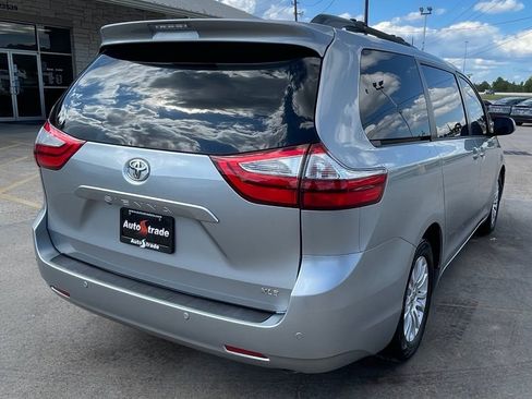 Used 2016 Toyota Sienna XLE w/ XLE Navigation Package image 4
