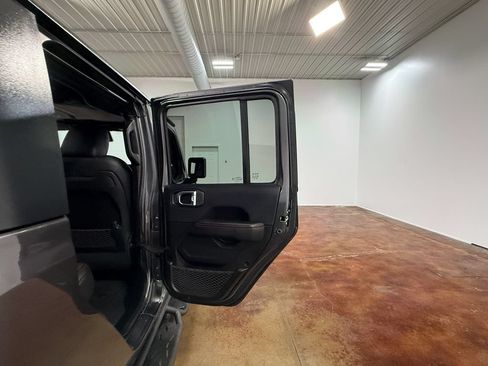 Used 2024 Jeep Gladiator Rubicon w/ Convenience Group AWD/4WD image 65