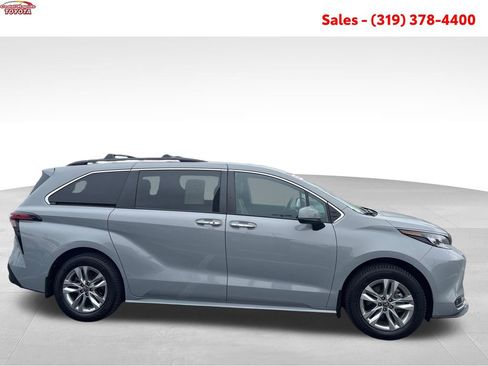Certified 2022 Toyota Sienna XLE Woodland Edition AWD/4WD image 8