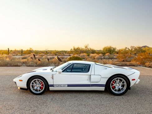 Used 2005 Ford GT RWD image 23