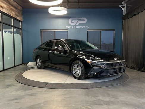 Used 2025 Hyundai Elantra SE image 1