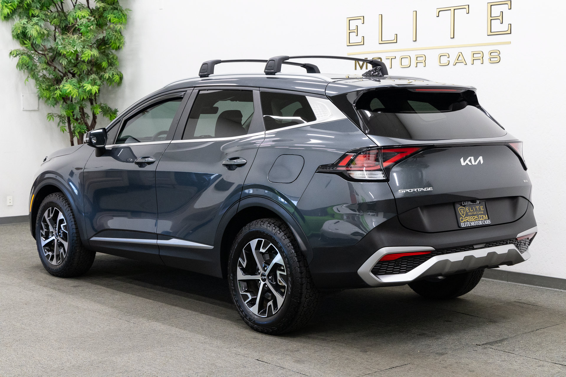Used 2023 Kia Sportage EX AWD/4WD image 3
