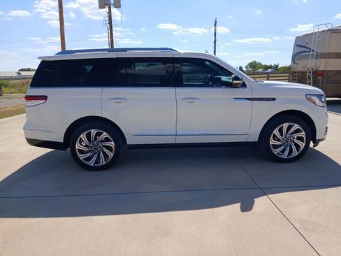 Used 2024 Lincoln Navigator Reserve AWD/4WD image 7
