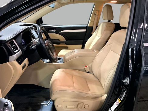 Used 2018 Toyota Highlander XLE AWD/4WD image 9