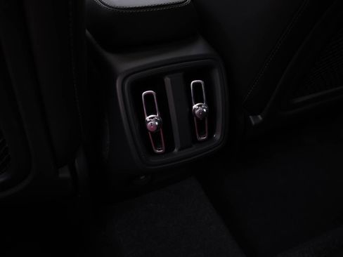 Certified 2025 Volvo XC40 B5 Plus image 17