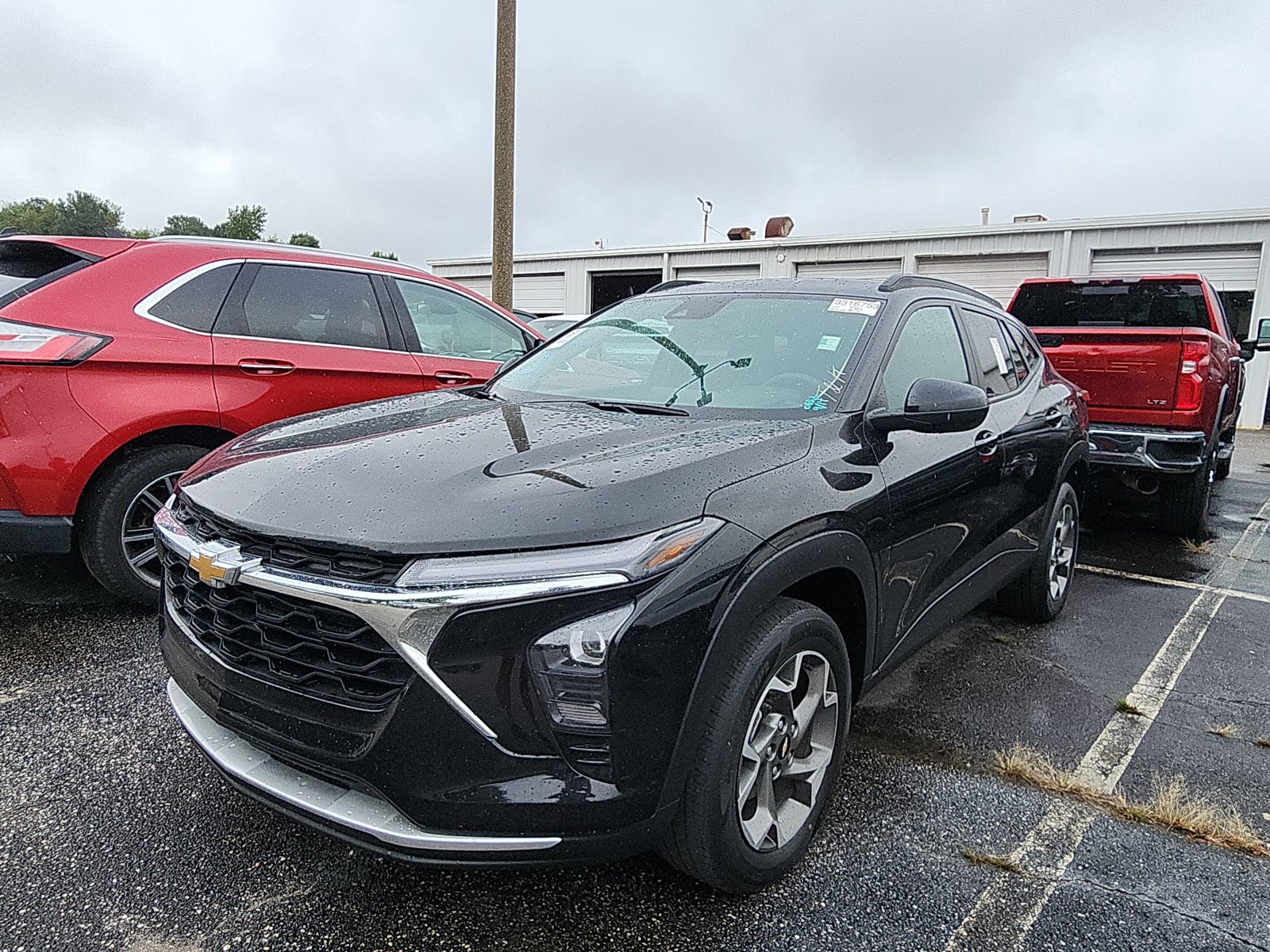 Used 2025 Chevrolet Trax LT FWD image 1