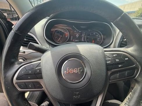 Used 2019 Jeep Cherokee Latitude Plus w/ Comfort/Convenience Group FWD image 4
