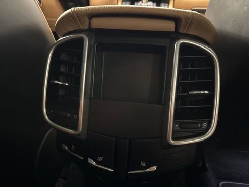 Used 2018 Porsche Cayenne Platinum Edition image 17