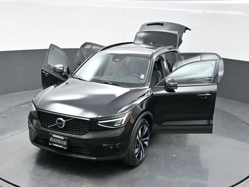 Used 2025 Volvo XC40 B5 Plus image 33
