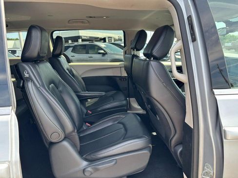 Used 2023 Chrysler Pacifica Touring-L FWD image 13