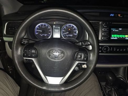 Used 2019 Toyota Highlander LE FWD image 3