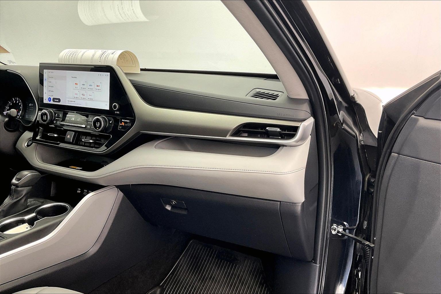 Used 2024 Toyota Highlander XLE FWD image 16