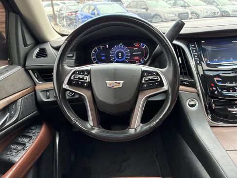 Used 2017 Cadillac Escalade ESV Luxury AWD/4WD image 23