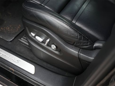 Used 2020 Porsche Cayenne S image 32
