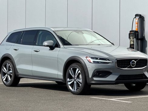 New 2026 Volvo V60 B5 Cross Country Plus w/ Climate Package AWD/4WD image 7
