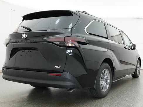 New 2026 Toyota Sienna XLE FWD image 3