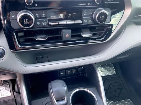 Used 2020 Toyota Highlander XLE FWD image 35