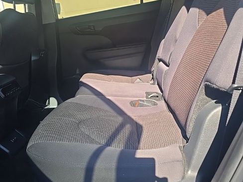 Used 2025 Toyota Highlander LE FWD image 4