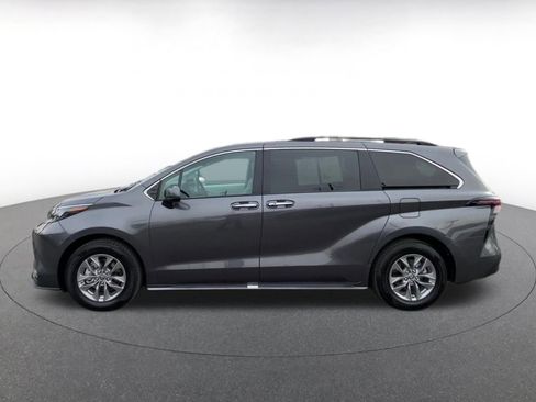 Used 2025 Toyota Sienna XLE image 9