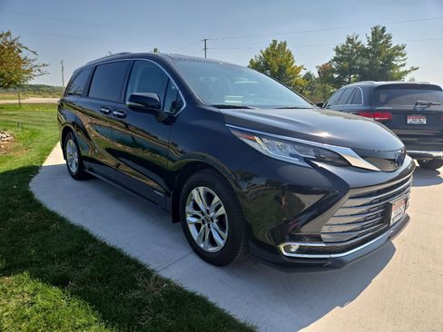Used 2021 Toyota Sienna Limited image 3