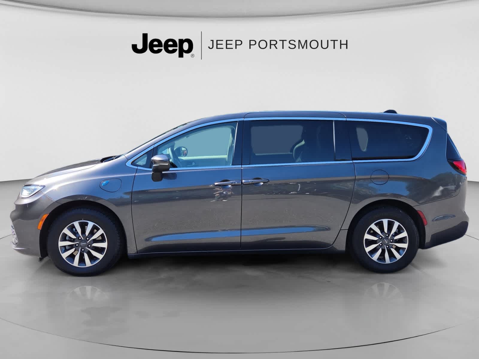 Used 2023 Chrysler Pacifica Touring-L FWD image 4