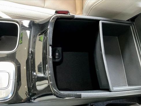 Used 2024 Kia Telluride EX w/ EX Captain's Chair Package AWD/4WD image 19