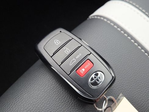 Used 2025 Toyota Camry SE w/ Convenience Package image 32