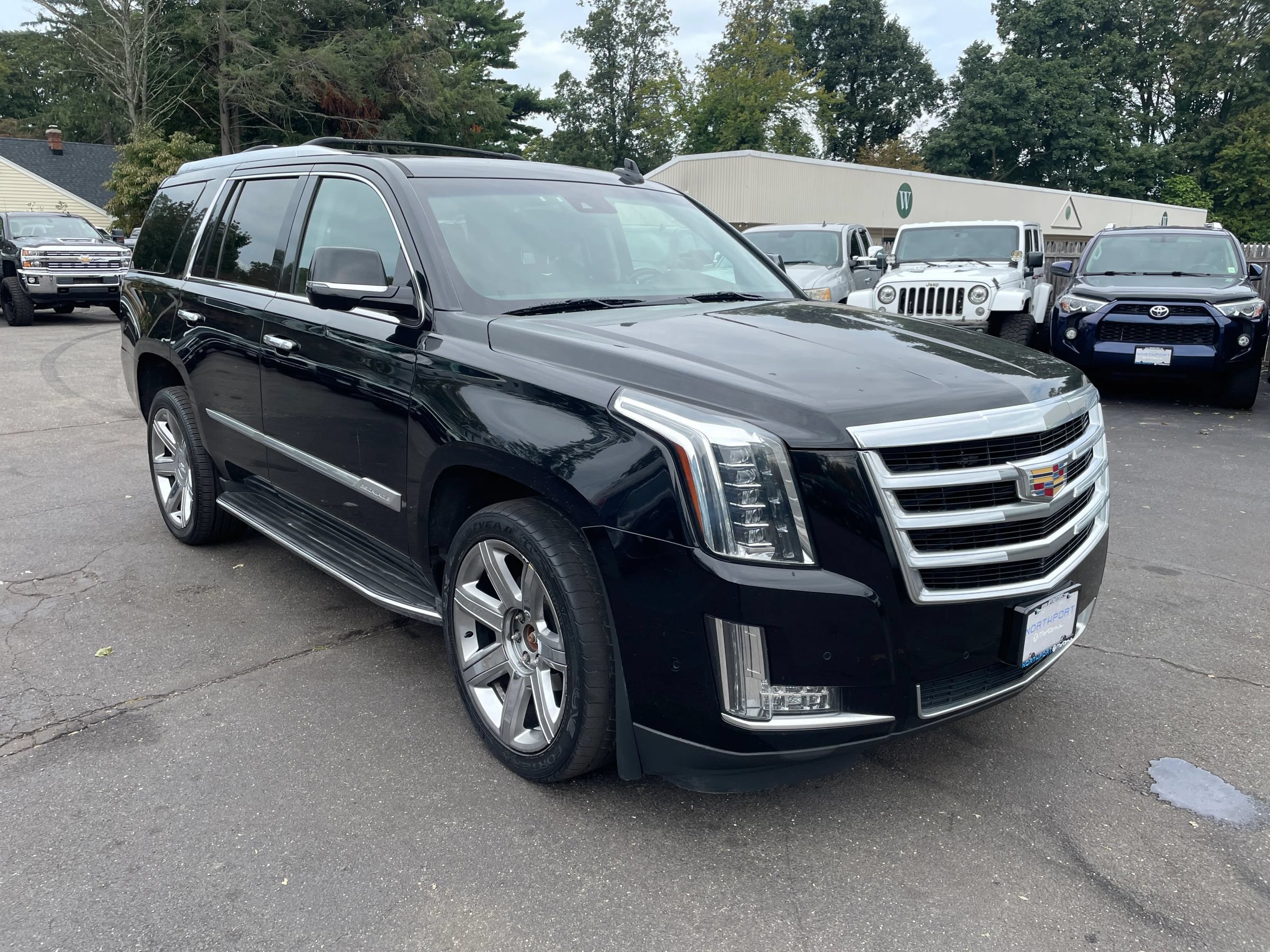 Used 2018 Cadillac Escalade Luxury AWD/4WD image 7
