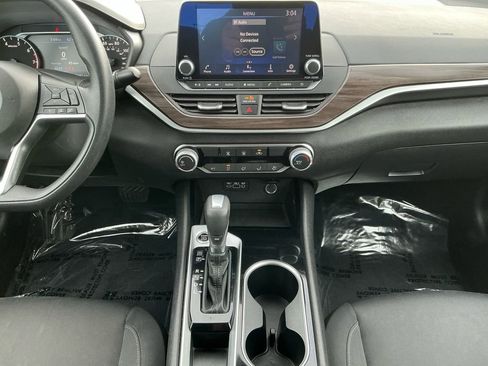 Used 2024 Nissan Altima 2.5 SV image 11