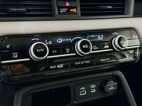 Used 2024 Honda Pilot Touring image 8