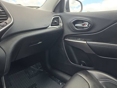 Used 2019 Jeep Cherokee Latitude Plus w/ Cold Weather Group AWD/4WD image 19