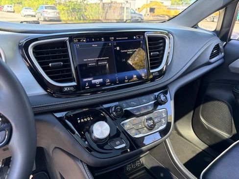 Used 2025 Chrysler Pacifica Limited FWD image 30